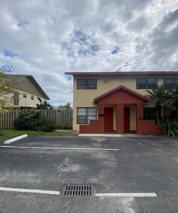 1616 NE 151st St in North Miami Beach, FL - Building Photo