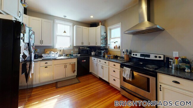 70 Larch St, Unit 1 in Boston, MA - Building Photo - Building Photo