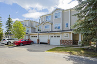 7171 Coach Hill Rd SW in Calgary, AB - Building Photo - Building Photo