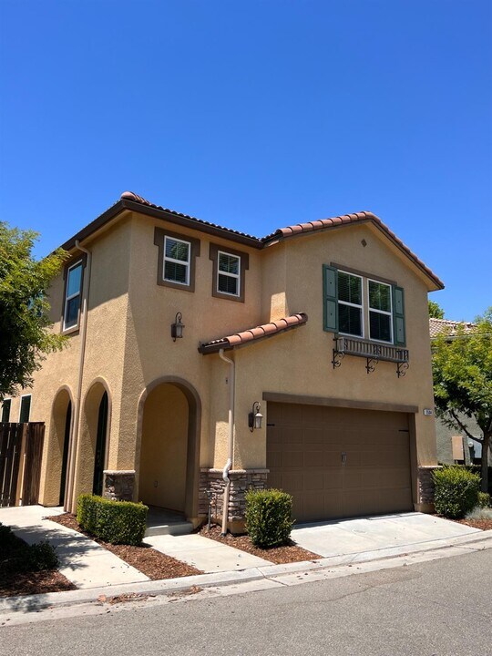 1504 Mosaic Way in Clovis, CA - Building Photo