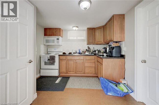 31 Weichel St in Kitchener, ON - Building Photo - Building Photo