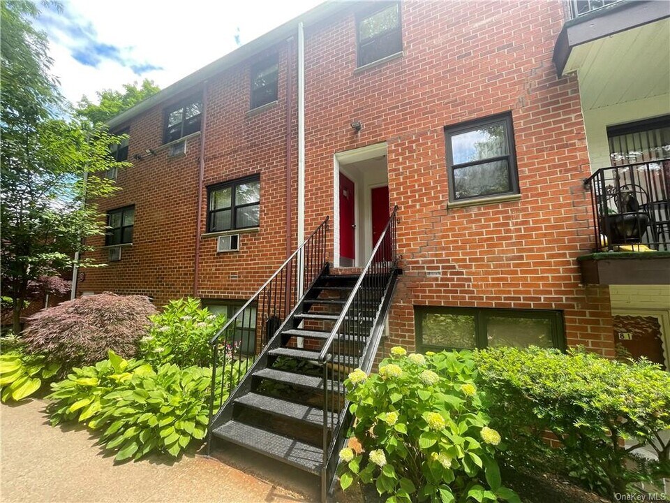 51 Fieldstone Dr in Hartsdale, NY - Building Photo