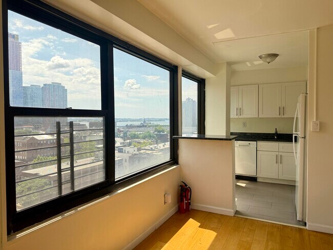 135 Montgomery St in Jersey City, NJ - Building Photo - Building Photo