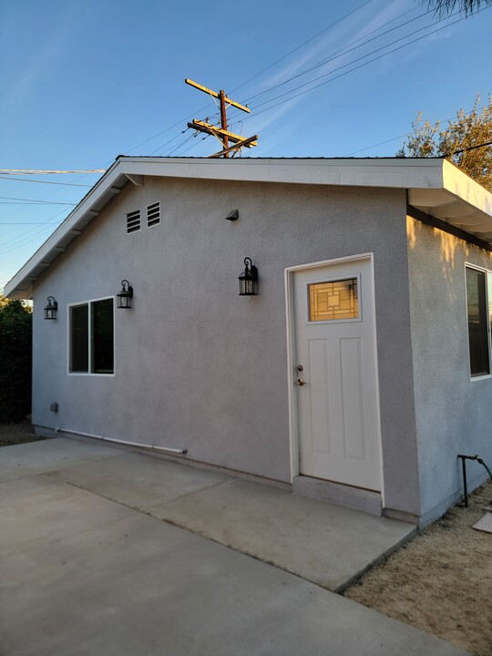 15452 Romar St in Los Angeles, CA - Building Photo