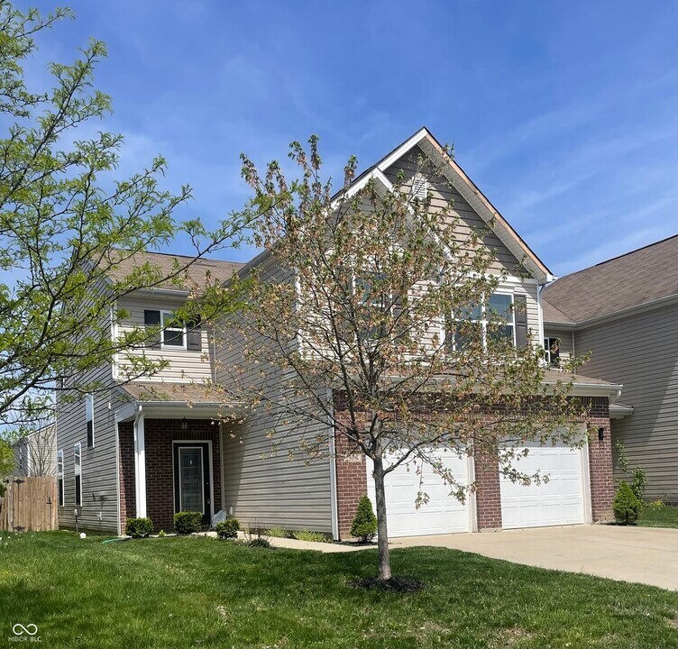 2328 Shadow Bend Dr in Columbus, IN - Building Photo