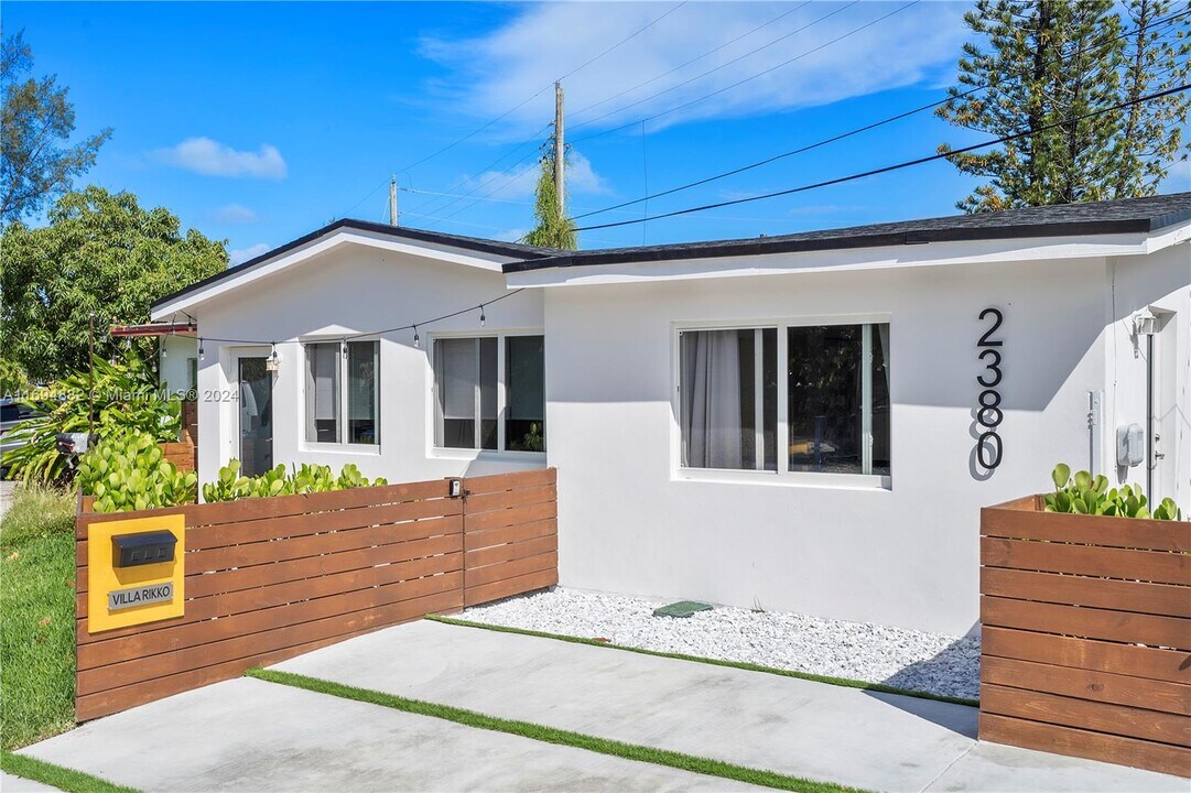 2380 NE 137th St in North Miami Beach, FL - Building Photo