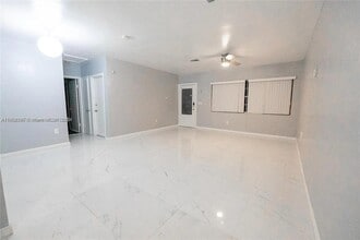 15735 NW 28th Pl in Opa Locka, FL - Foto de edificio - Building Photo