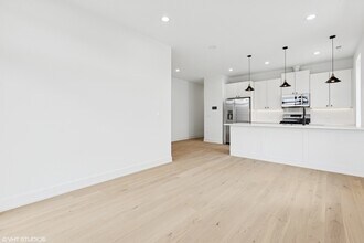 3219 N Elston Ave in Chicago, IL - Building Photo - Building Photo