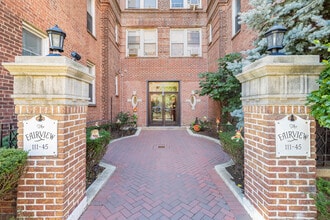 11145 76th Dr in Forest Hills, NY - Foto de edificio - Building Photo