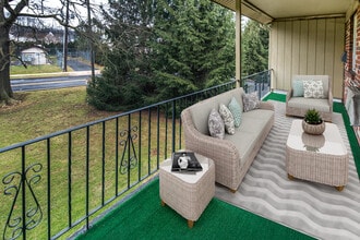 Spring Valley in Sinking Spring, PA - Foto de edificio - Building Photo