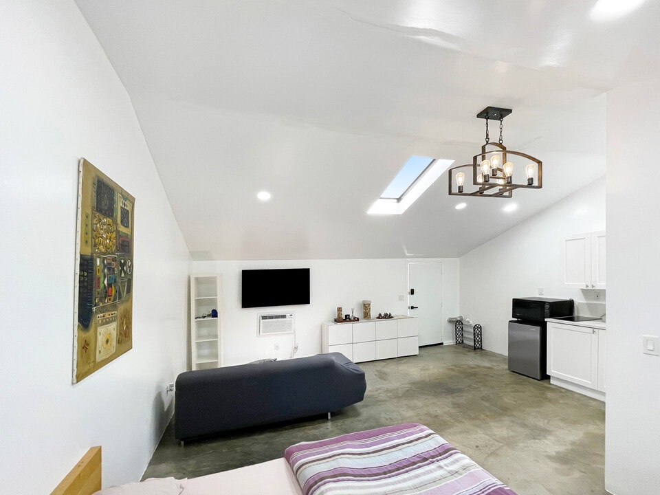 7302 Zelzah Ave in Los Angeles, CA - Building Photo