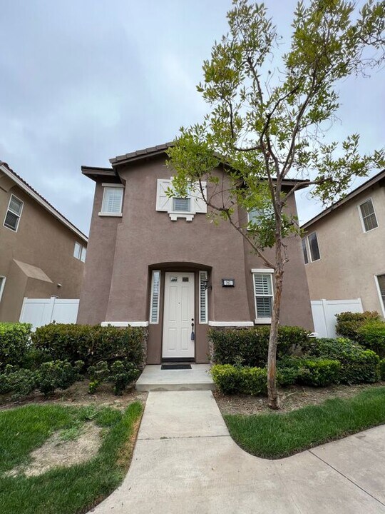 161 Kensington Park in Irvine, CA - Building Photo