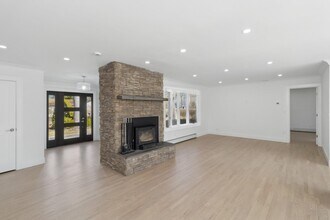 7 Homewood Dr in Hampton Bays, NY - Building Photo - Building Photo