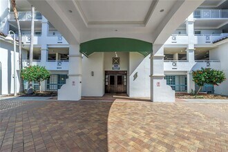 1325 Snell Isle Blvd NE in St. Petersburg, FL - Building Photo - Building Photo
