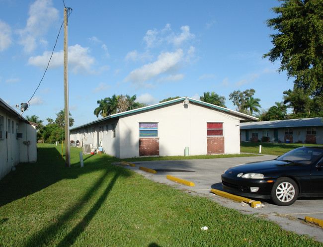 Dania Court Apartments in Dania, FL - Foto de edificio - Building Photo