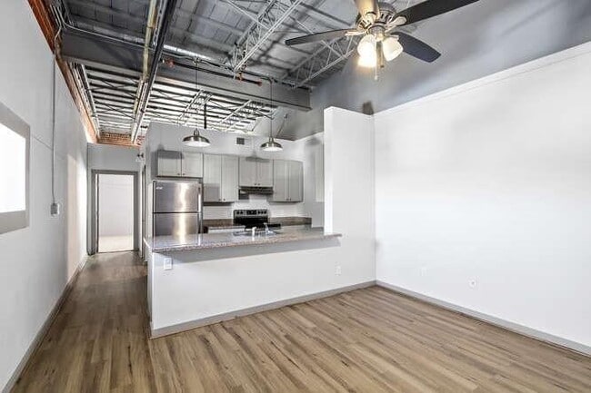 612 W Texas Ave in Baytown, TX - Building Photo - Building Photo