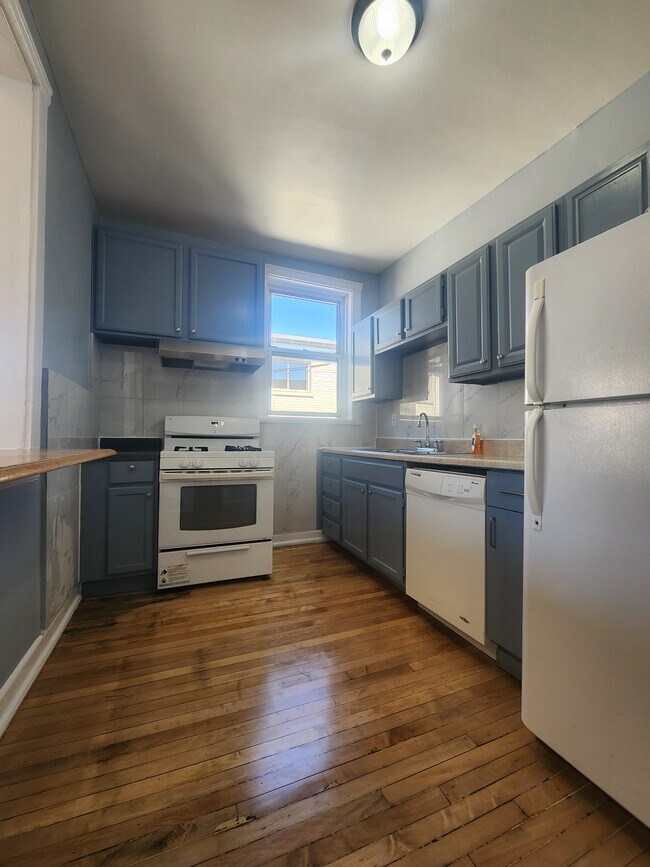 1058 W Columbia Ave, Unit 3rd Floor in Chicago, IL - Building Photo - Building Photo