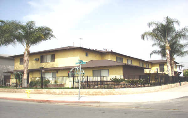 322 N Prospero Dr in Covina, CA - Foto de edificio - Building Photo