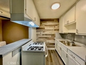 12425 Harris Ave, Unit B in Lynwood, CA - Foto de edificio - Building Photo