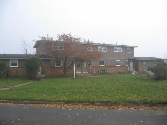 10 E Cayuga St in Iron River, MI - Building Photo