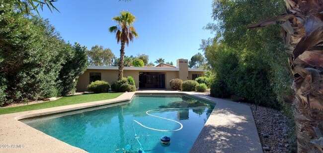 8624 N Timberlane Dr
