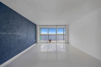 1175 NE Miami Gardens Dr in Miami, FL - Foto de edificio - Building Photo