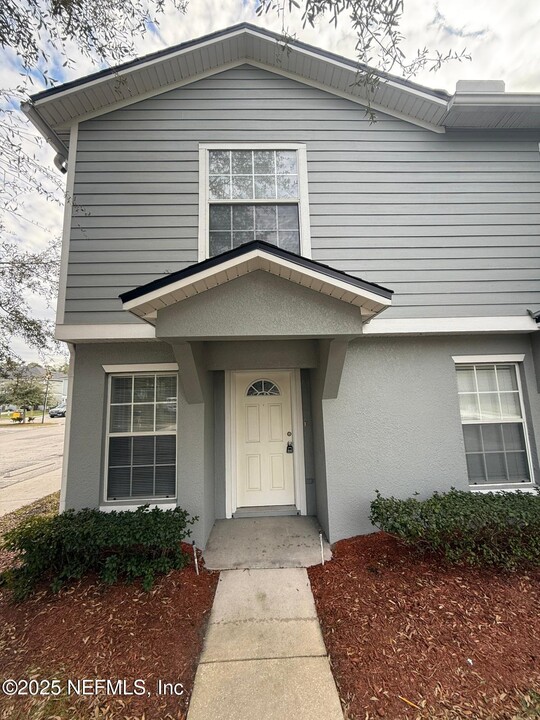 8465 McGirts Village Ln in Jacksonville, FL - Building Photo