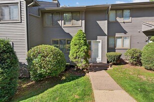 128 Conestoga Way in Glastonbury, CT - Building Photo