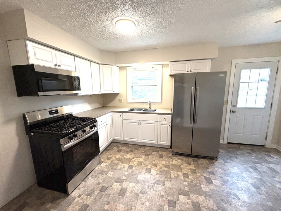 310 Beechwood St, Unit 1 in Louisville, OH - Building Photo