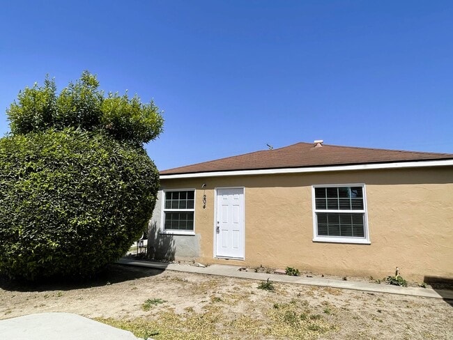 property at 204 E Walnut Ave