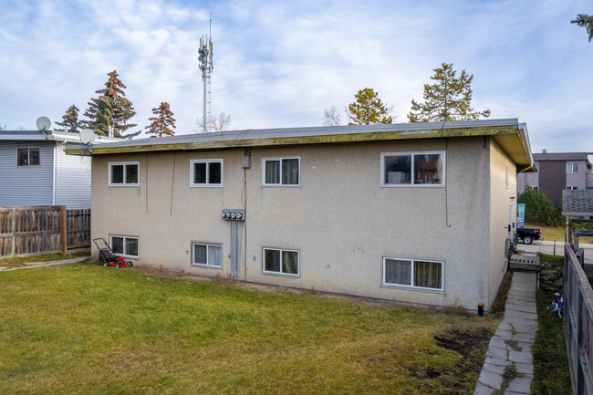 411 Huntsville Cres NW in Calgary, AB - Building Photo - Building Photo