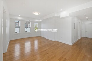 309 Columbia St, Unit 1 in Cambridge, MA - Building Photo