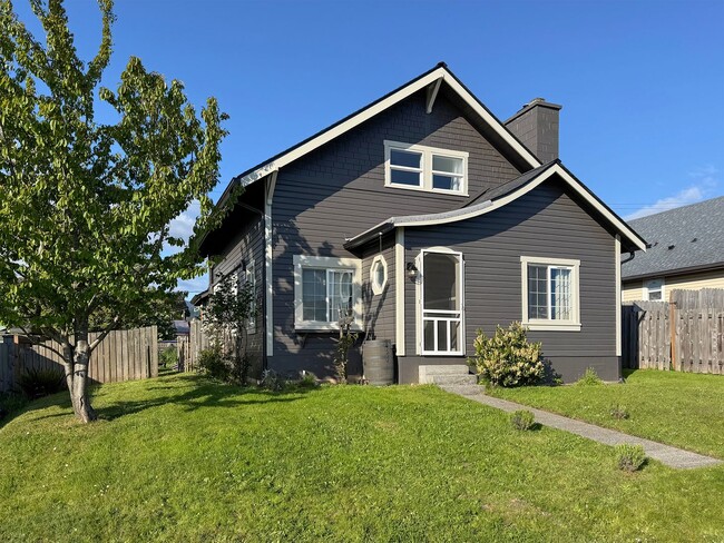 property at 814 W 5th St