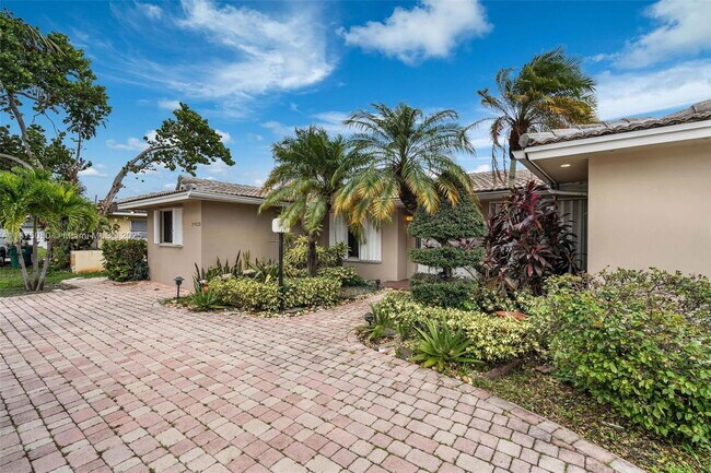 20525 Highland Lakes Blvd in Miami, FL - Building Photo - Building Photo