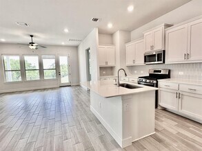 12608 Stanford Dr in Austin, TX - Foto de edificio - Building Photo