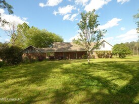 77 Z C Rushing Rd in Tylertown, MS - Building Photo