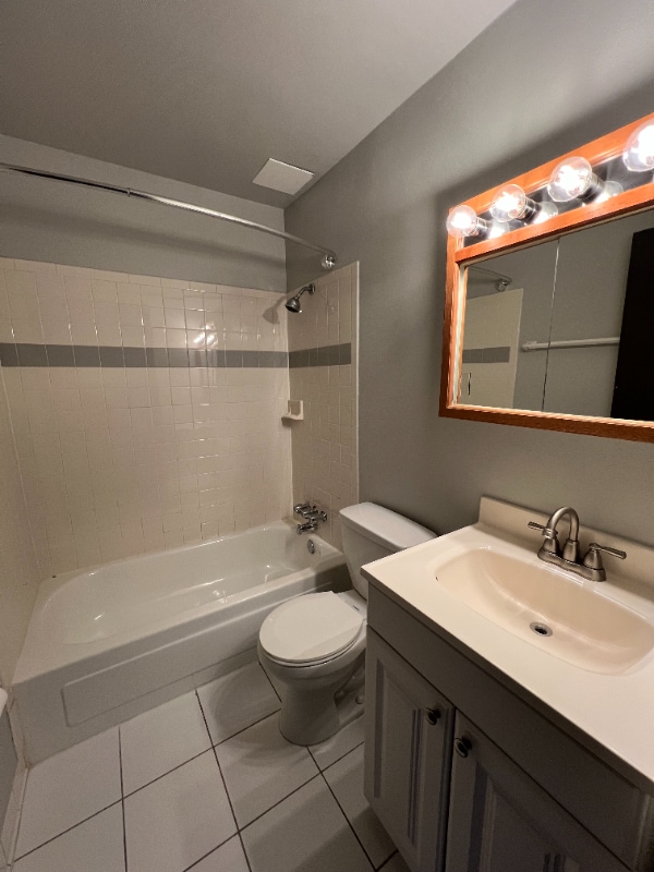 2605 N Frederick Ave, Unit 207 in Milwaukee, WI - Building Photo - Building Photo