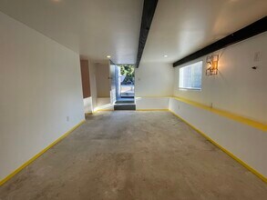 1141 N Virgil Ave, Unit B in Los Angeles, CA - Foto de edificio - Building Photo