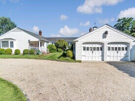 44 Griffing Ave in Westhampton Beach, NY - Building Photo