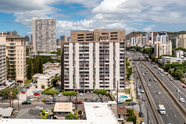 Alexander Arms Condominiums in Honolulu, HI - Building Photo - Building Photo