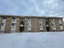 880 N Milwaukee Ave, Unit D2 in Libertyville, IL - Building Photo