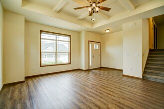 445 Odyssey Ct in Oregon, WI - Foto de edificio - Building Photo