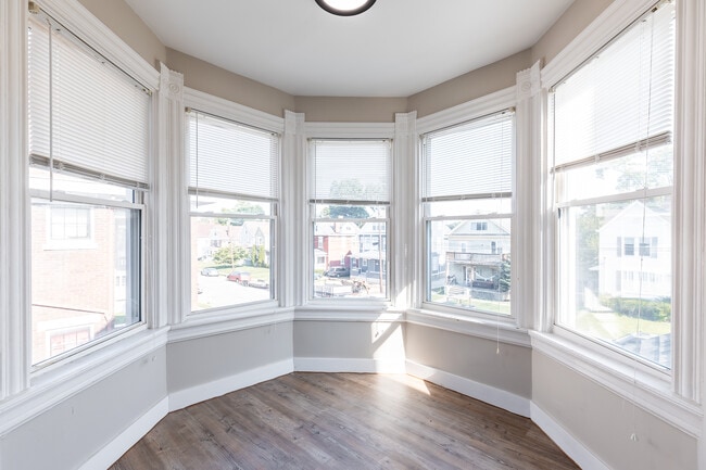 1949 Hudson Ave, Unit 2