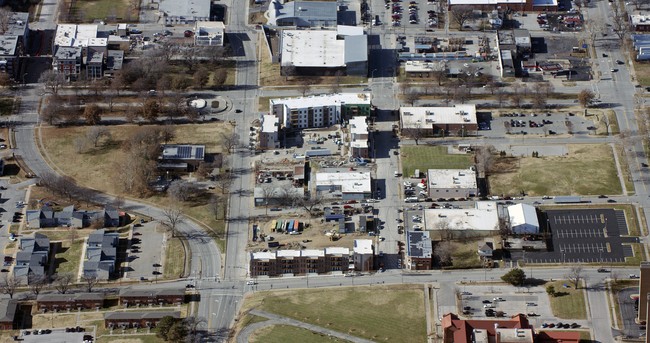 Quinlan Row in Kansas City, MO - Foto de edificio - Building Photo