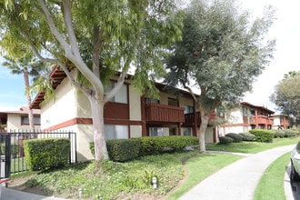 Tara Woods Garden Apartments in Canoga Park, CA - Building Photo - Building Photo