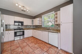 1551 Seagrape Way in Hollywood, FL - Building Photo - Building Photo