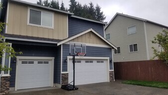 1033 Chelan Ave NE in Renton, WA - Building Photo