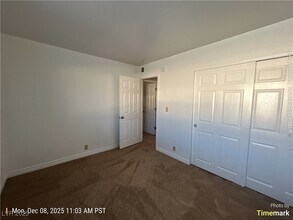 4990 River Glen Dr in Las Vegas, NV - Building Photo - Building Photo