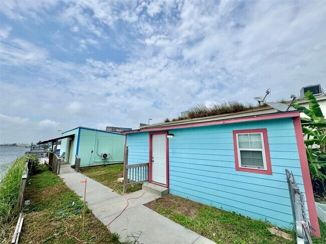 6104 Heards Ln in Galveston, TX - Building Photo - Building Photo