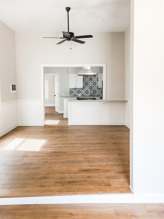 1206 E carson, Unit Apt #2 in San Antonio, TX - Building Photo